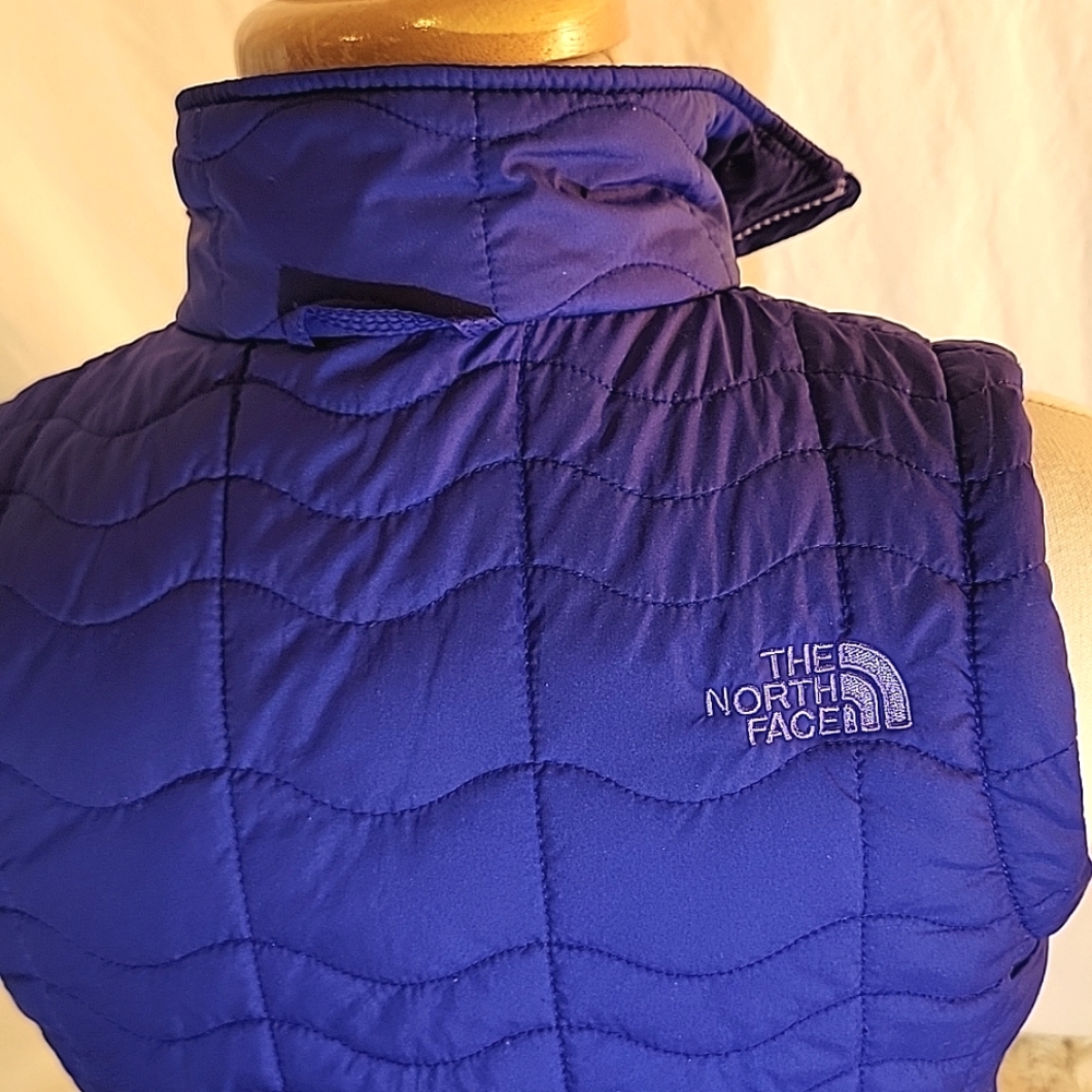 The North Face Lightweight Puffer Vest - Picture 4 of 8